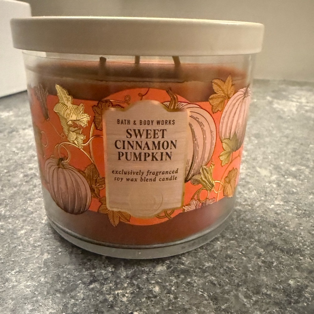 Bath & Bodyworks candle “Sweet Cinnamon Pumpkin” 14.5 oz